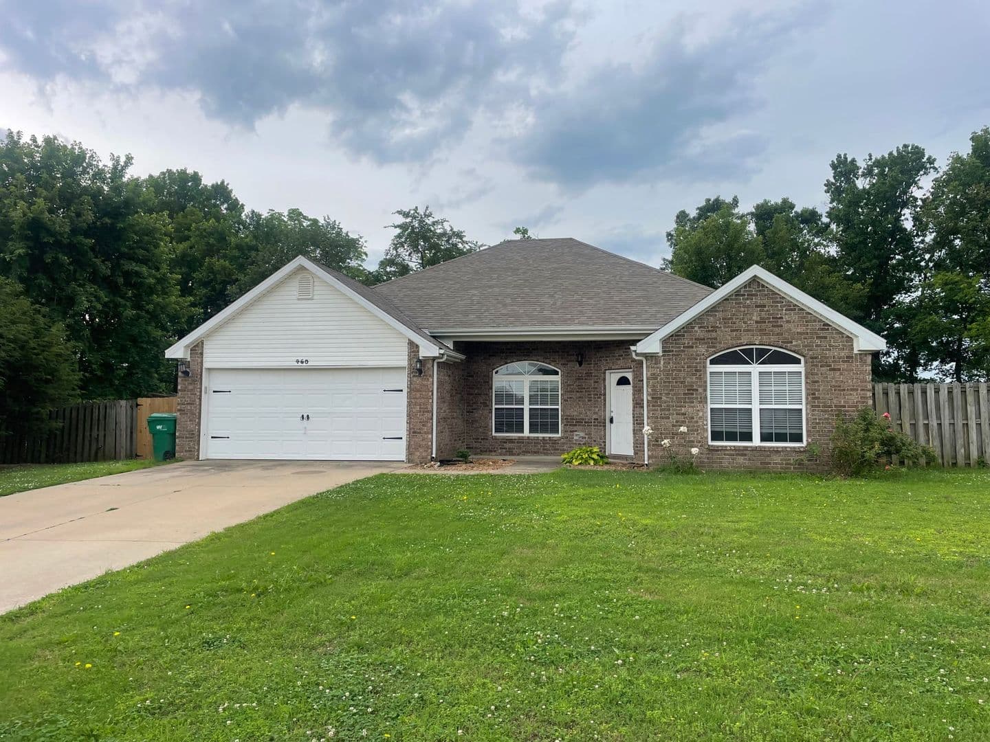 Centerton House: 460 Kate Dr
