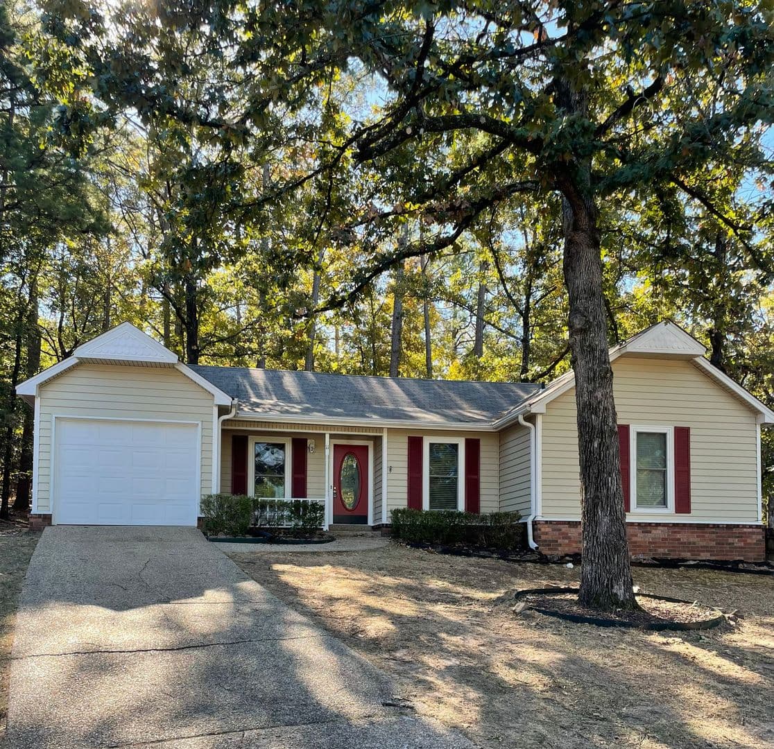 Maumelle House: 11 Red Oak Place