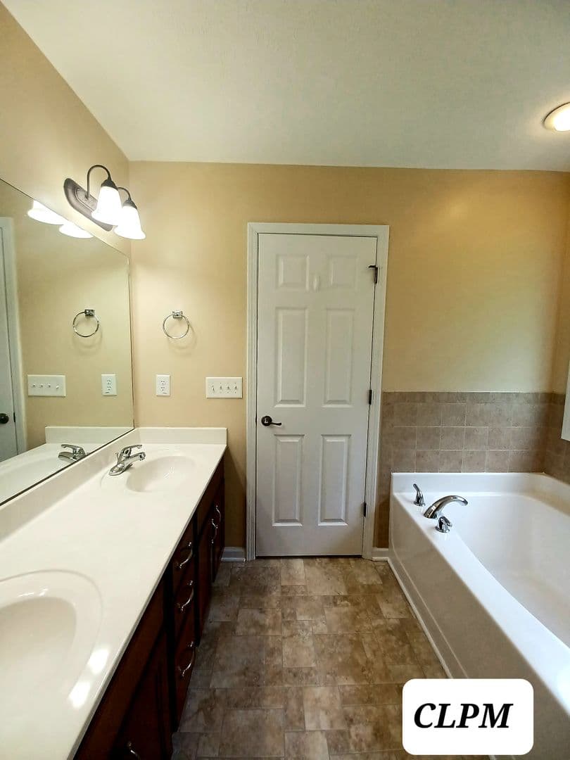 Clarksville House: 668 Winding Bluff Way