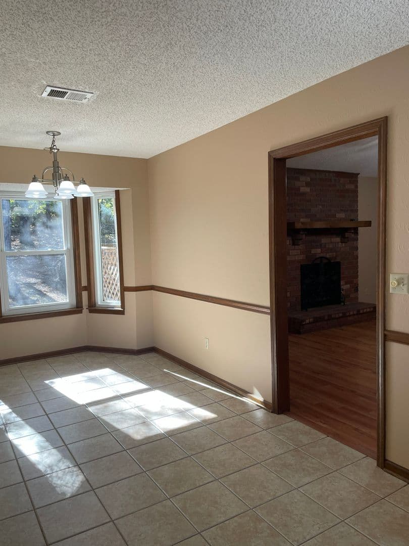 Maumelle House: 11 Red Oak Place