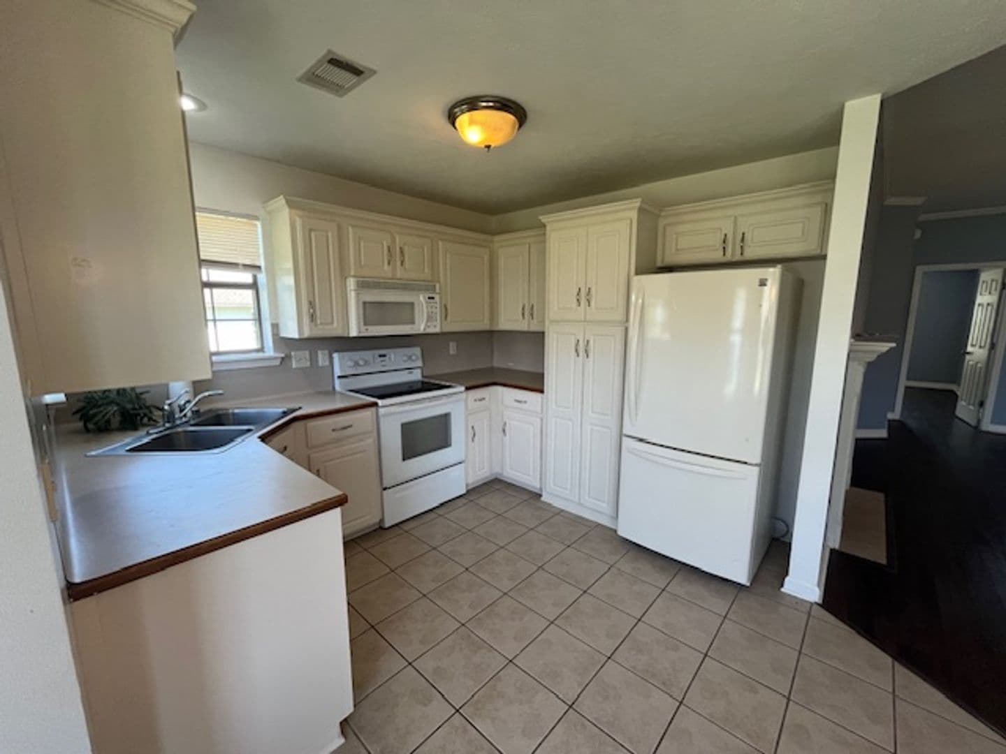 Cabot House: 102 Rosebud Cir.