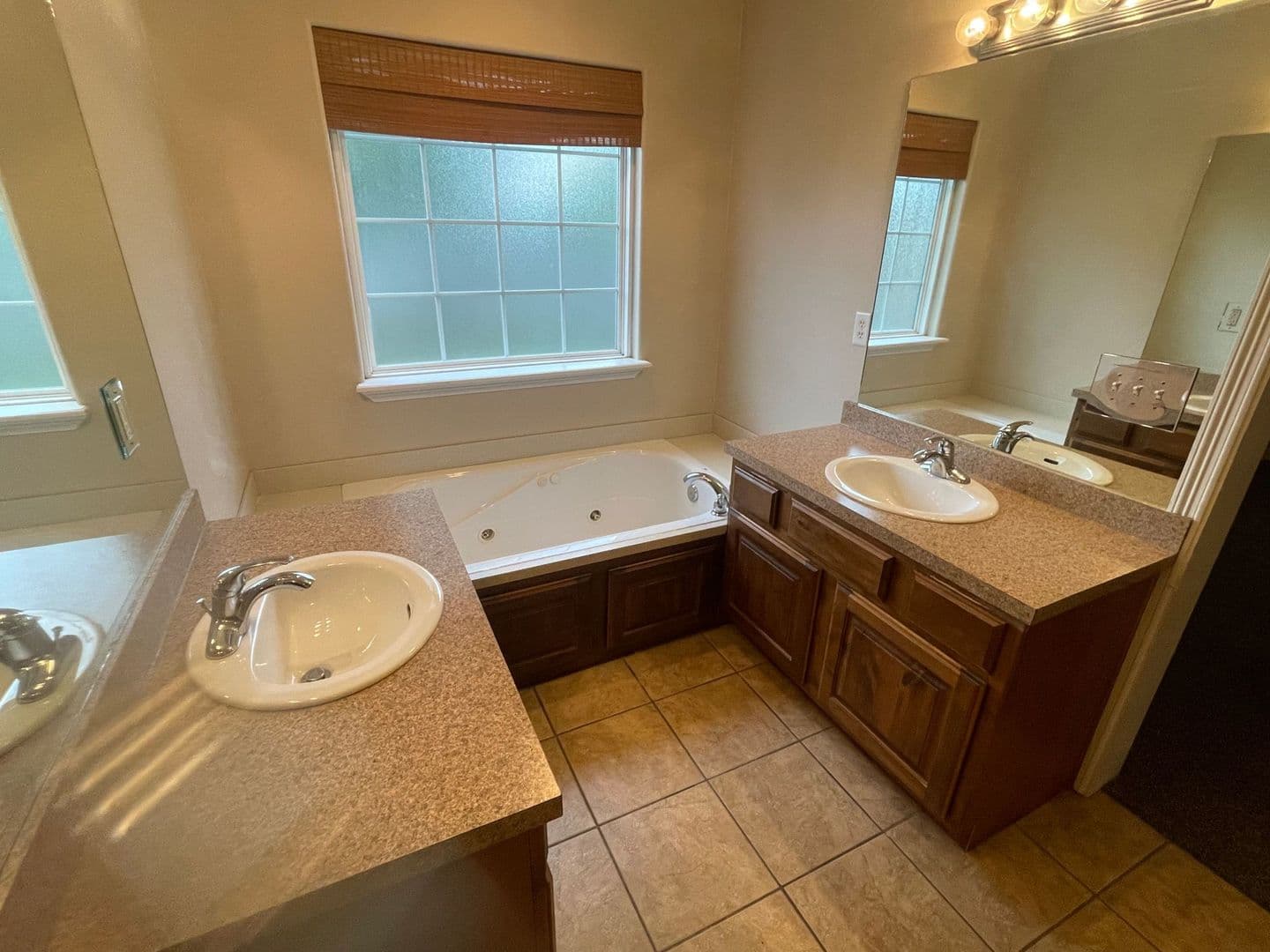 Centerton House: 460 Kate Dr