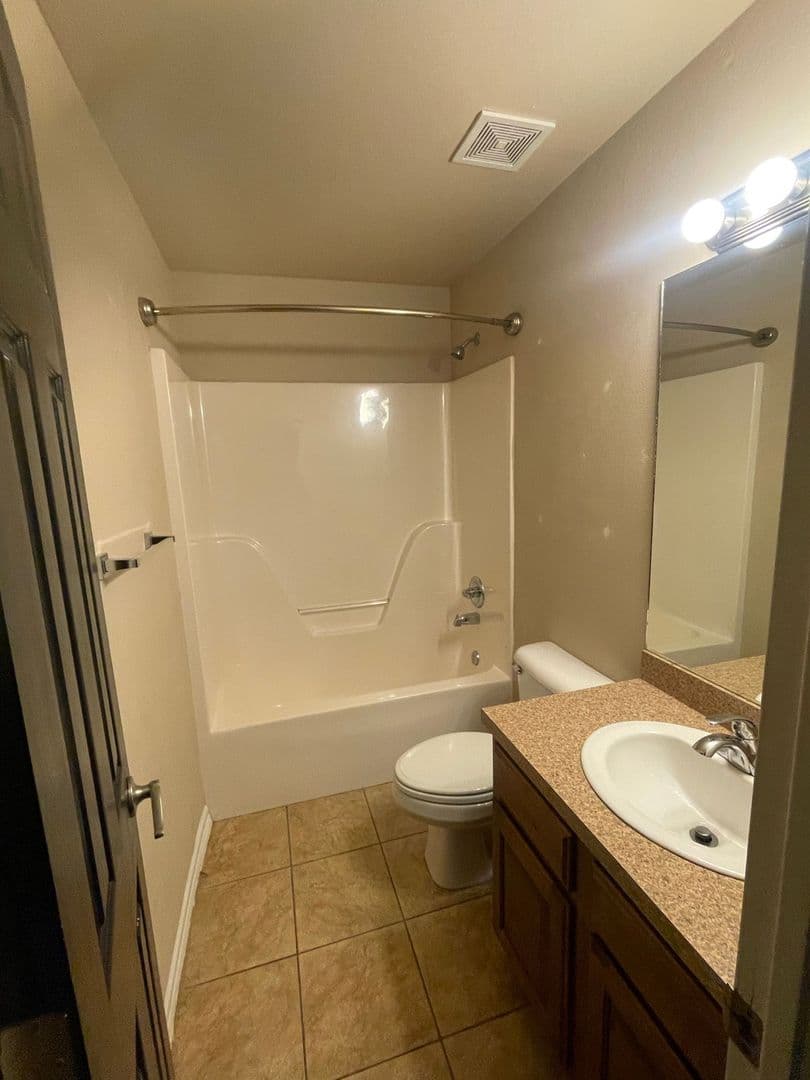 Centerton House: 460 Kate Dr