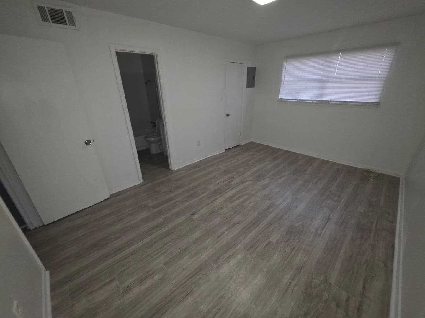 Jackson Apartment: 1505 North West Street - B09