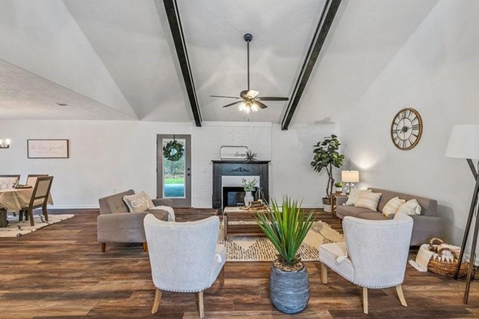 Kinder House: 25228 US-165