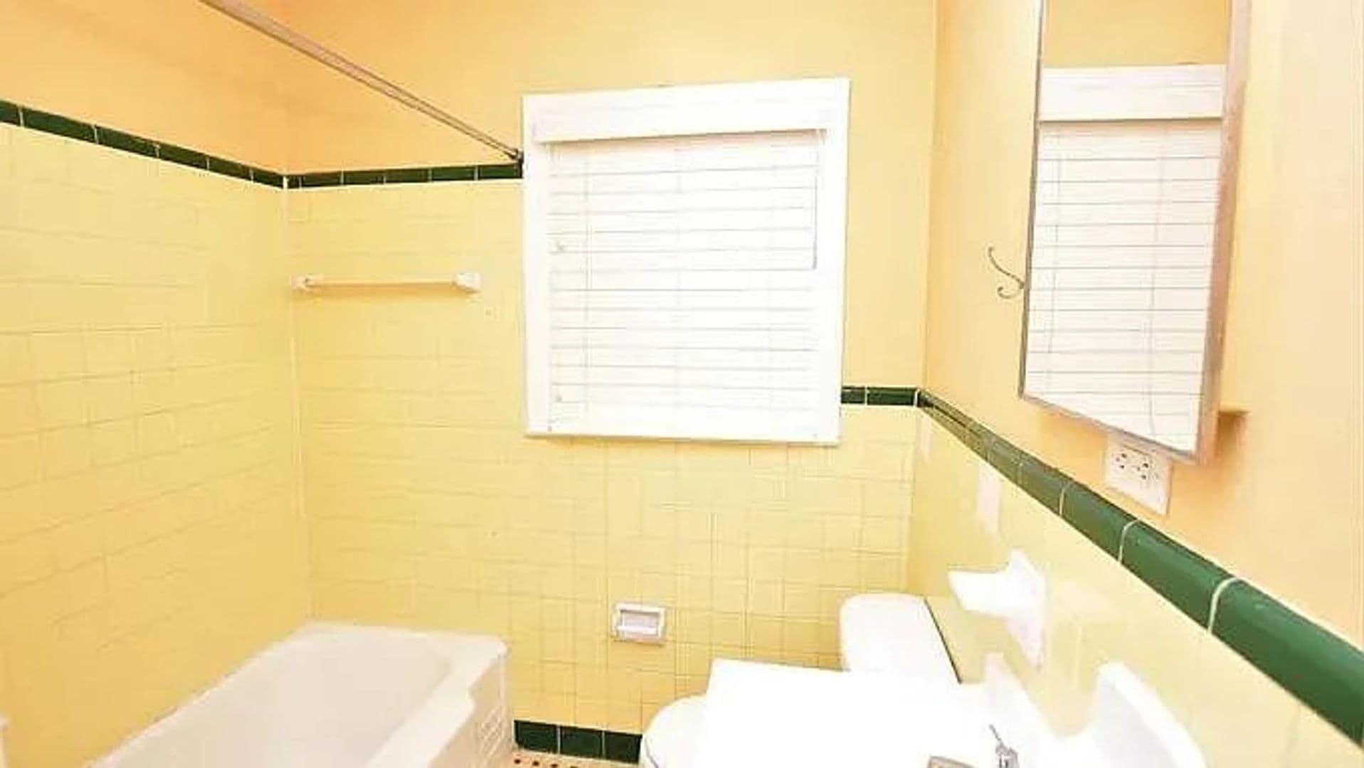 Lake Charles House: 517 E Oak Lane