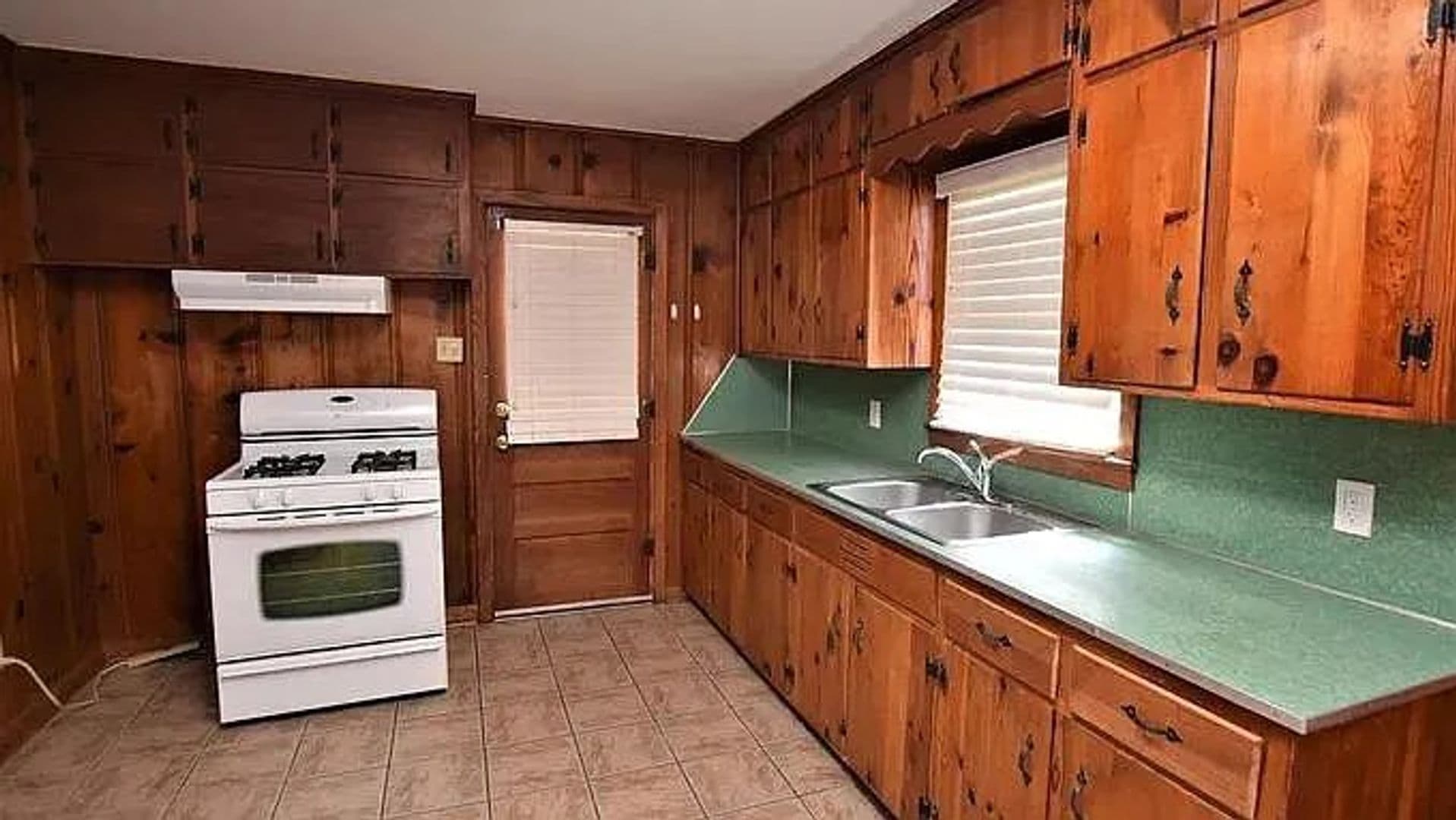 Lake Charles House: 517 E Oak Lane
