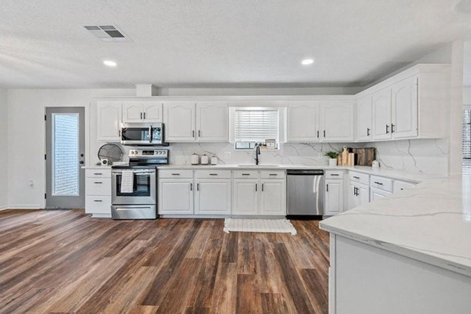 Kinder House: 25228 US-165