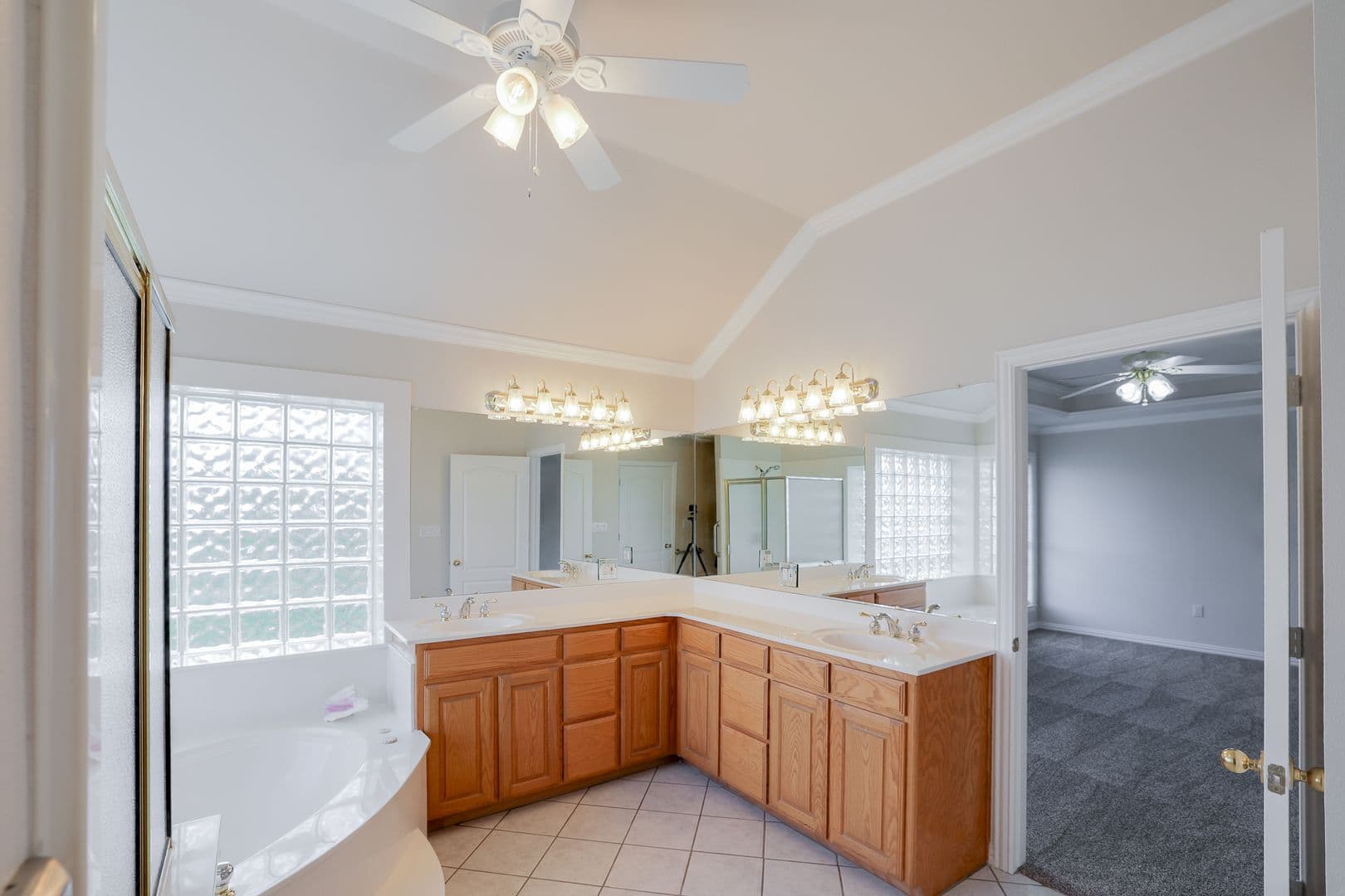 Fort Worth House: 9901 Oak Grove Road