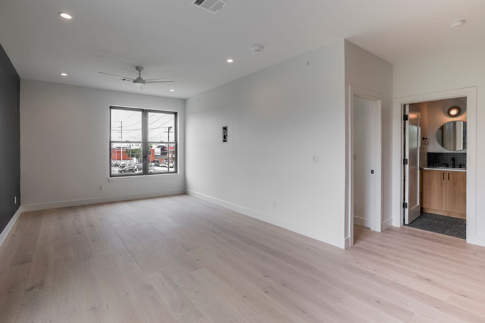 Fort Worth Apartment: 309 W. Daggett - #207