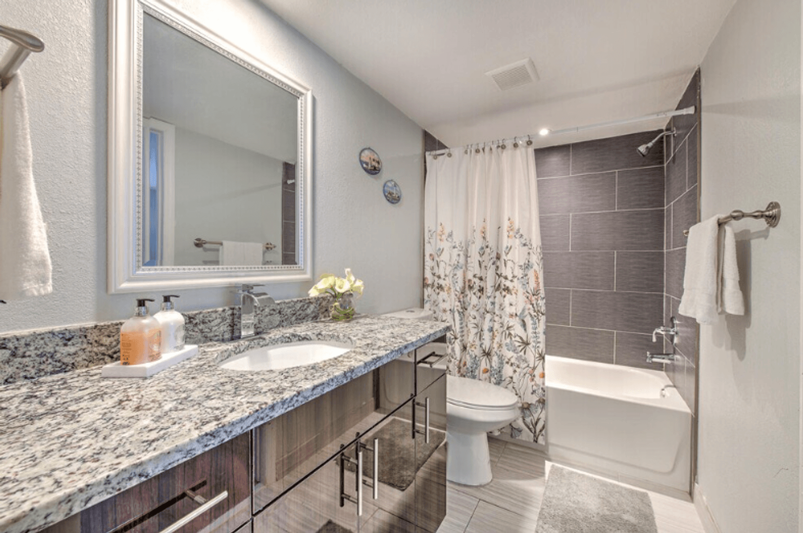 Clearwater Apartment: 2025 Rogers St