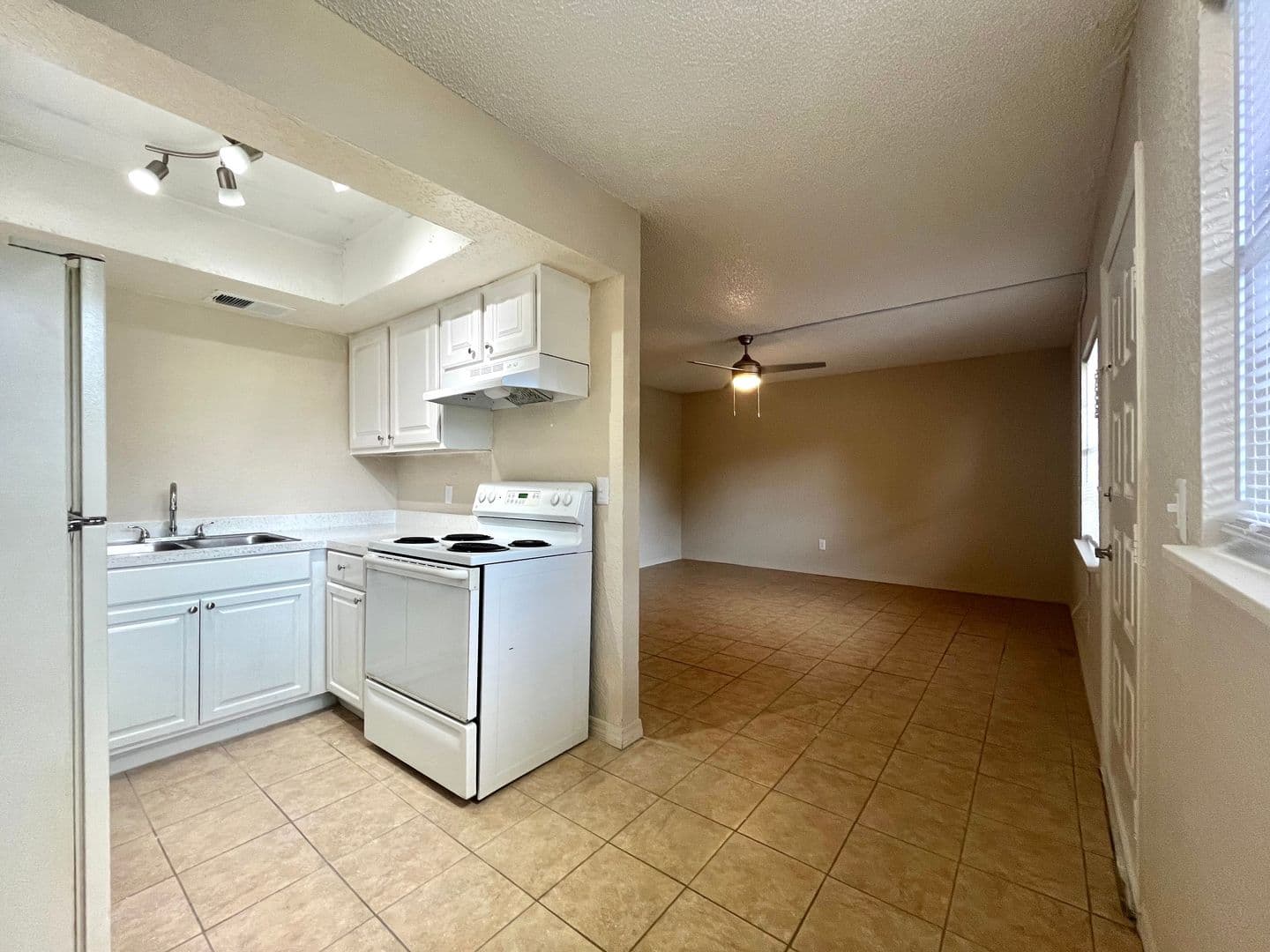 Pinellas Park Apartment: 4675 72nd Ave N