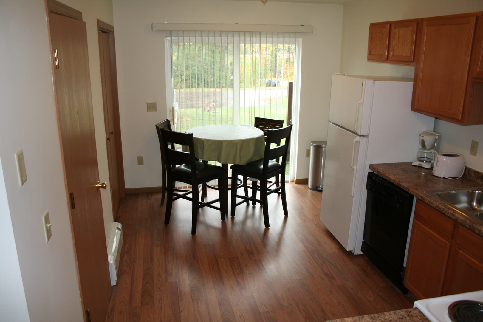 Marquette Apartment: 2802-2888 Cedarville Dr