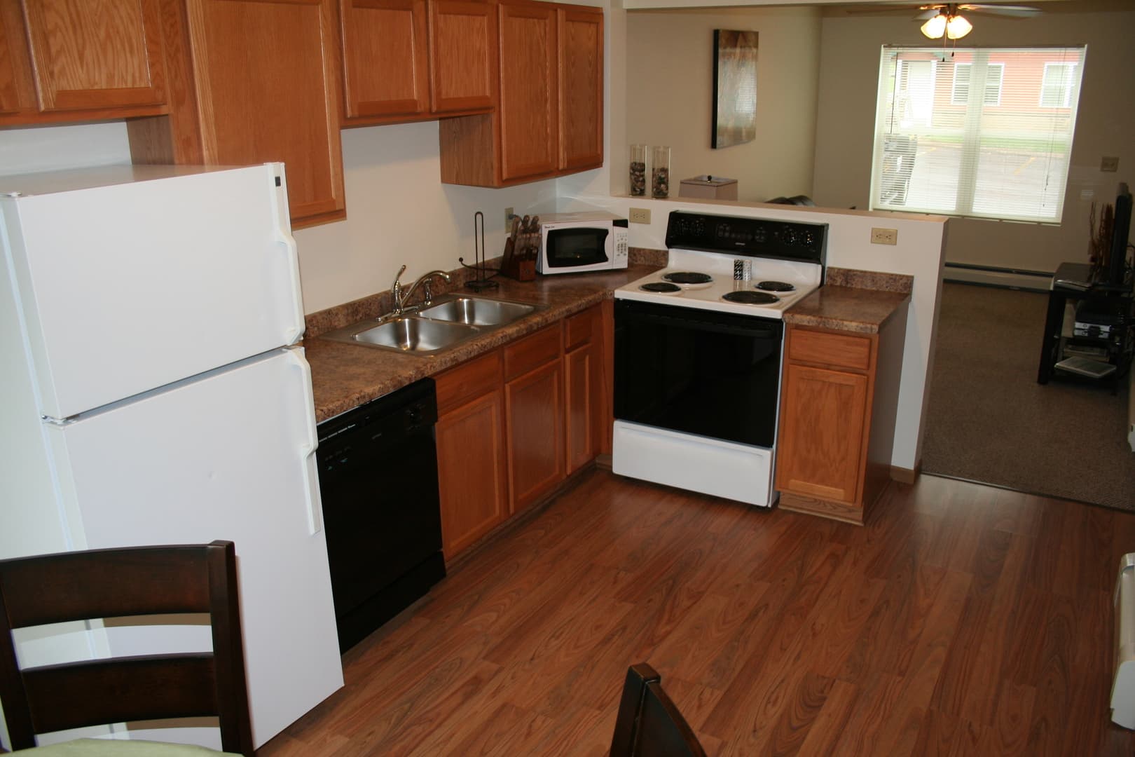 Marquette Apartment: 2802-2888 Cedarville Dr