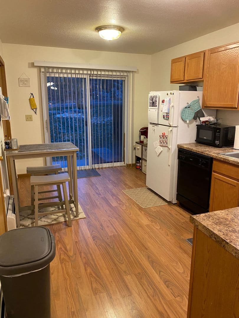 Marquette Apartment: 2802-2888 Cedarville Dr