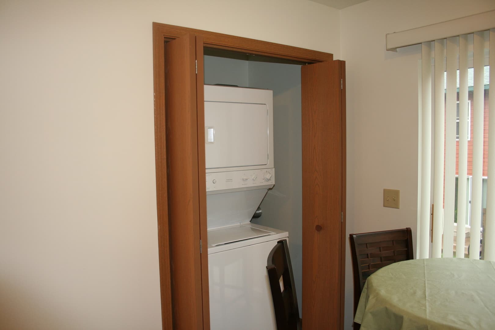 Marquette Apartment: 2802-2888 Cedarville Dr
