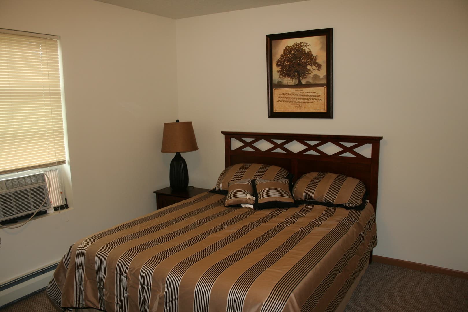 Marquette Apartment: 2802-2888 Cedarville Dr