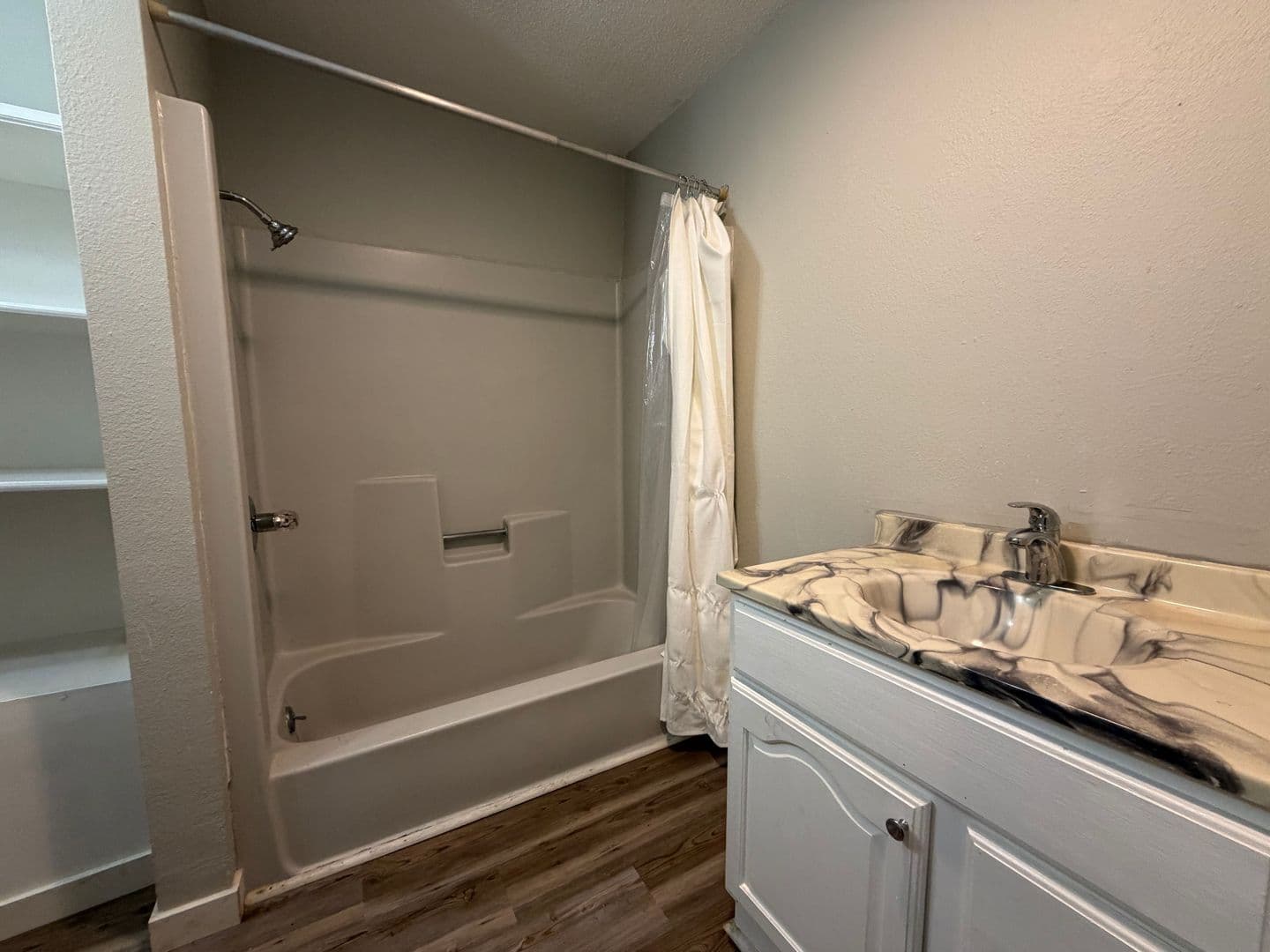 Lisbon Apartment: 209 W Main St.