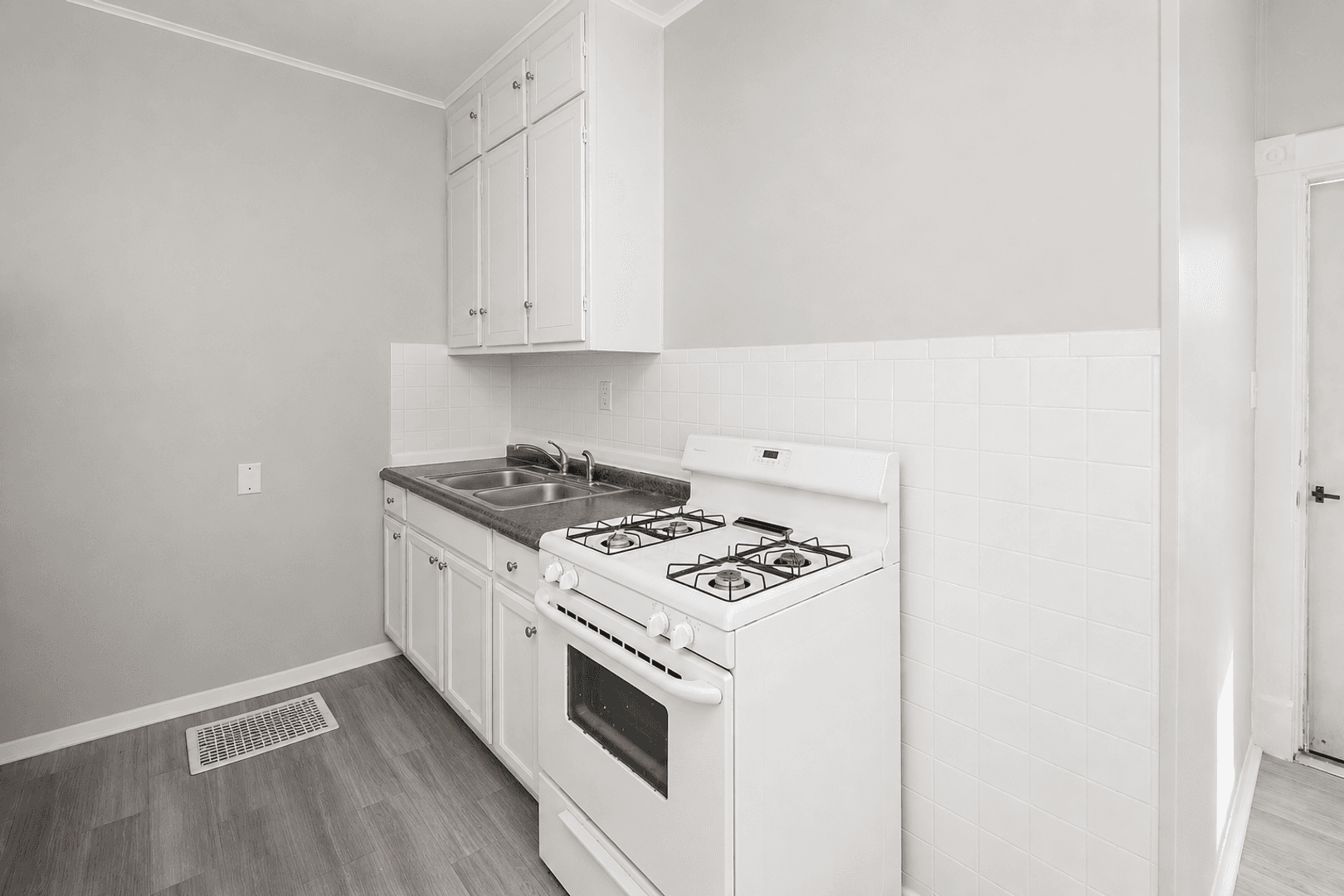 Davenport Apartment: 1553 W 17th St