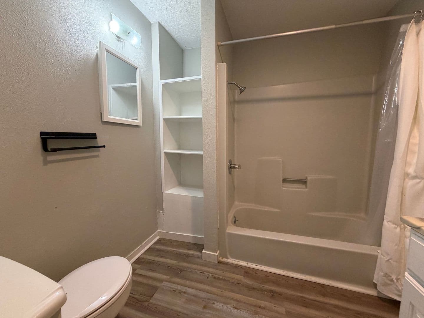 Lisbon Apartment: 209 W Main St.