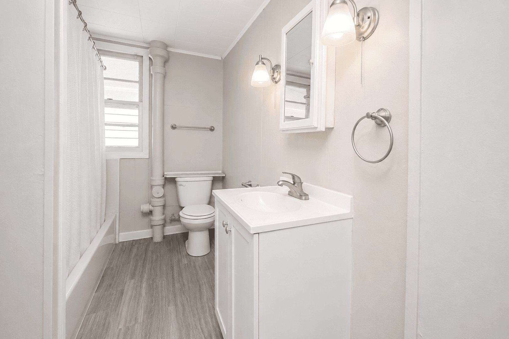 Davenport Apartment: 1553 W 17th St