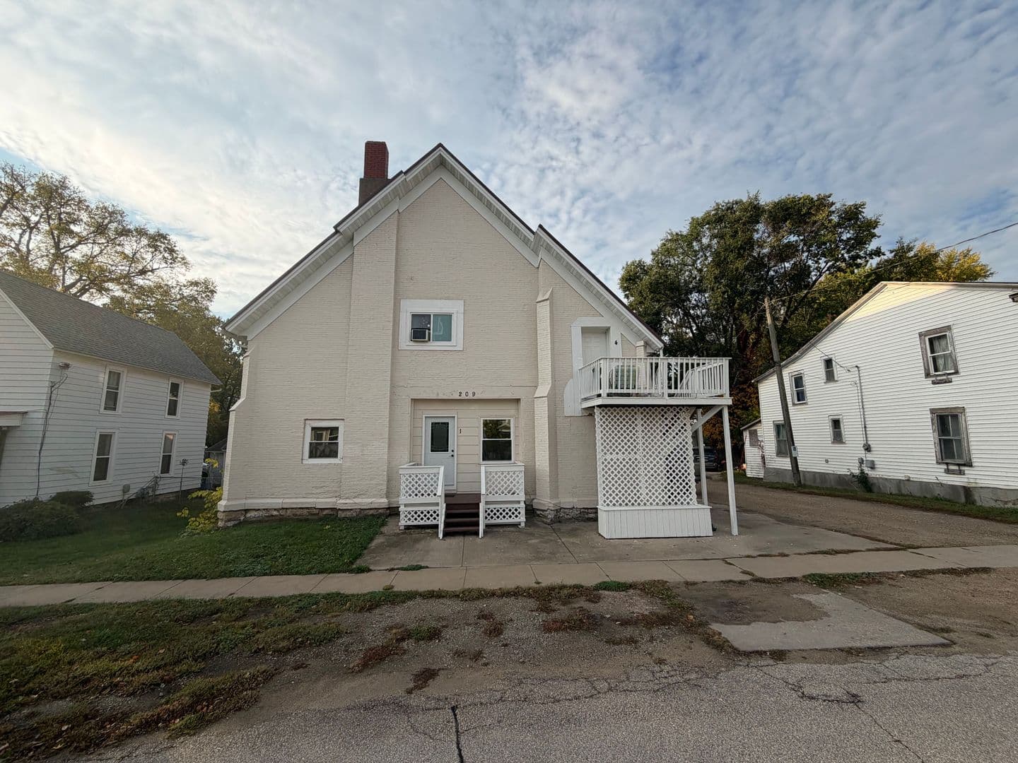 Lisbon Apartment: 209 W Main St.