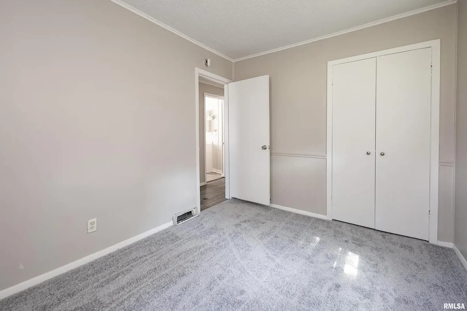 Davenport Apartment: 1553 W 17th St