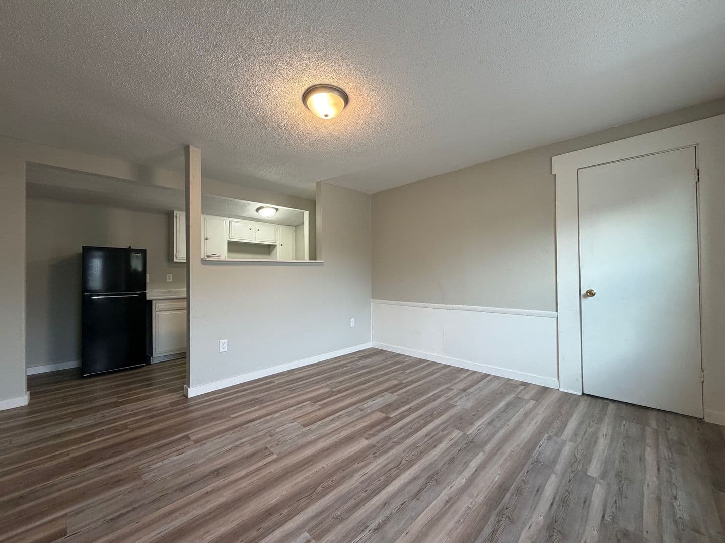 Lisbon Apartment: 209 W Main St.