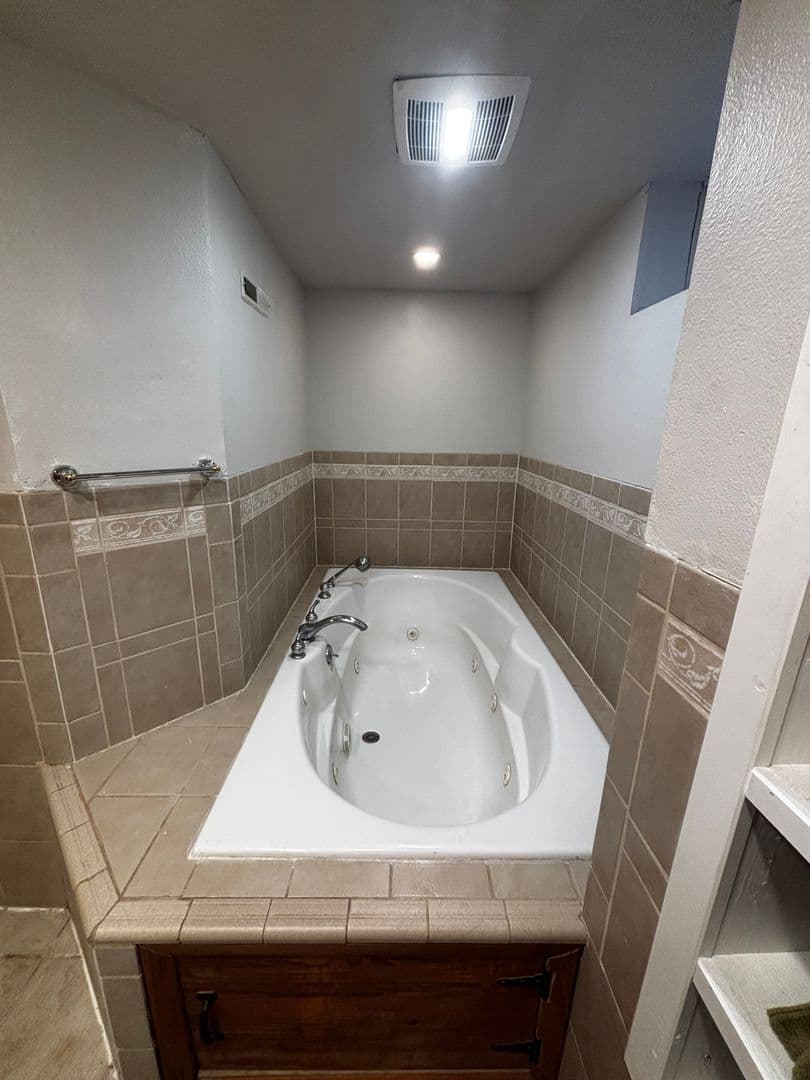 Cedar Falls House: 3716 Knoll Ridge Dr