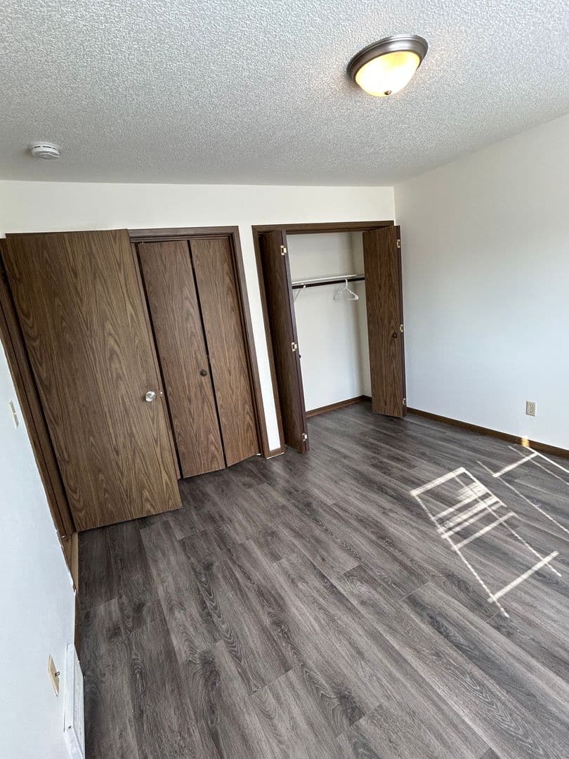 Waterloo Apartment: 1050 - 1110 Oleson Road