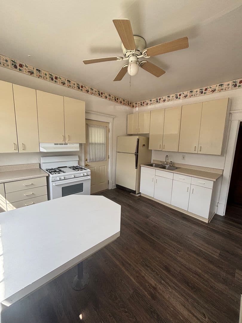 Cedar Falls Apartment: 2221 Olive St