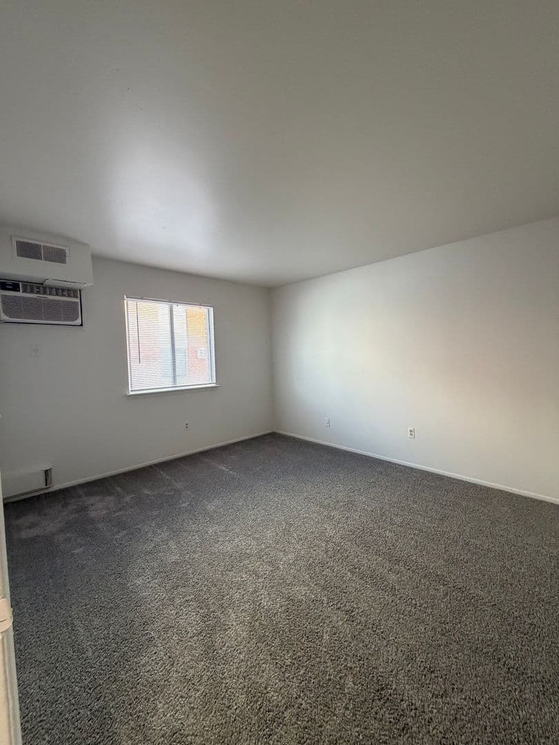 Taylor Apartment: 13300 Princeton