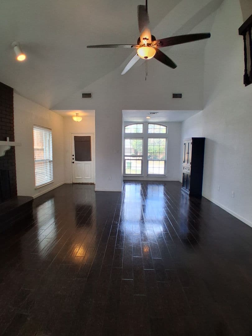 Grapevine House: 1503 Laguna Vista Way