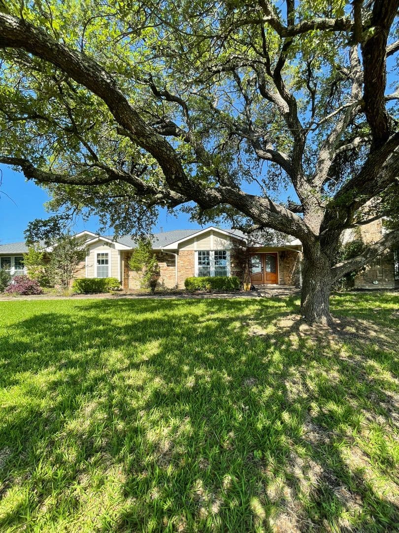 Rockwall House: 3494 N Stodghill Rd