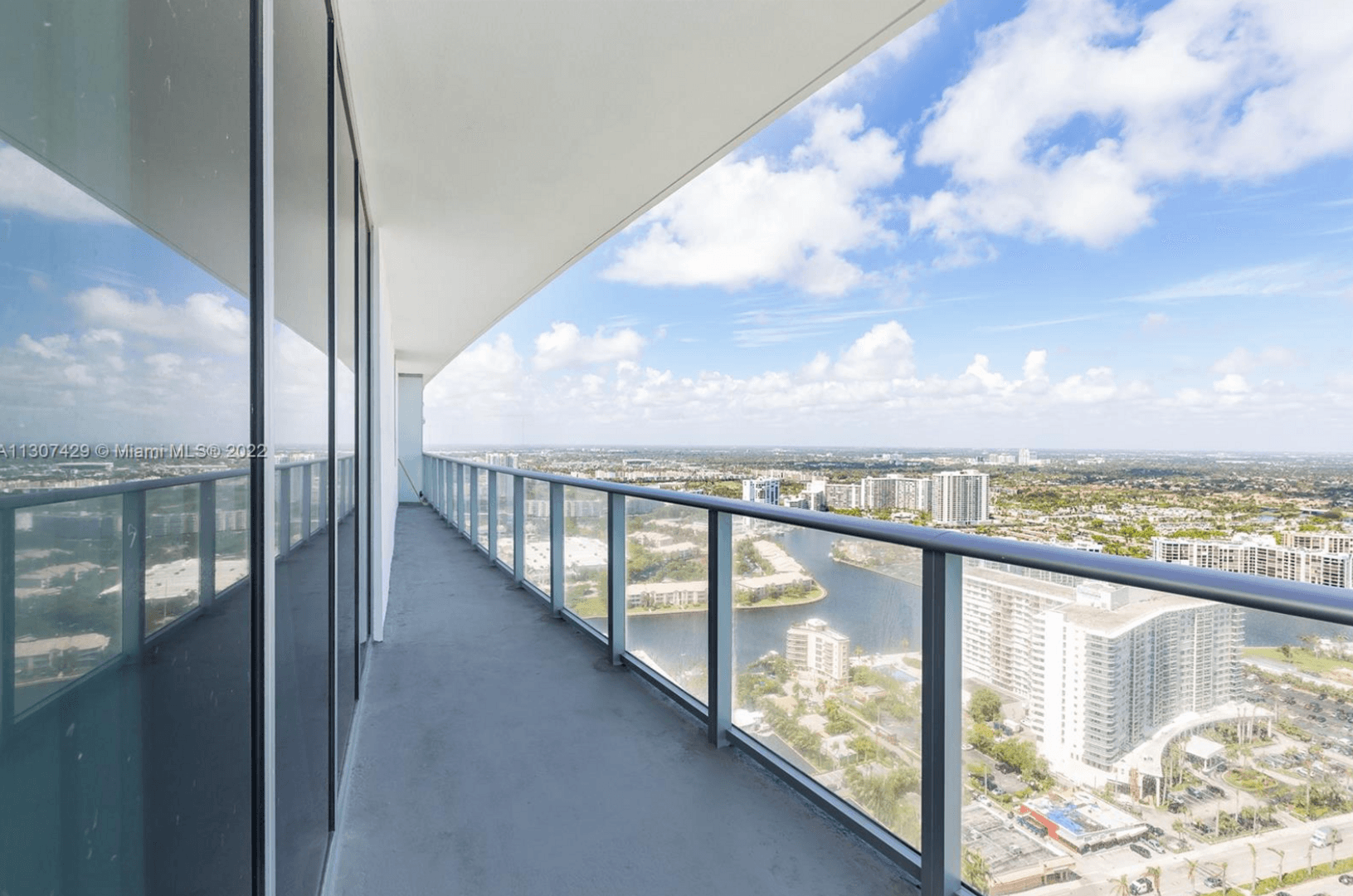 Hollywood House: 4111 S. Ocean Drive #3302