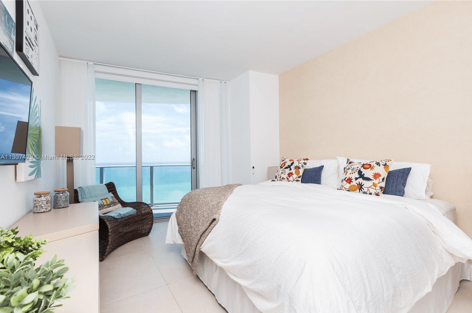Hollywood House: 4111 S. Ocean Drive #3302