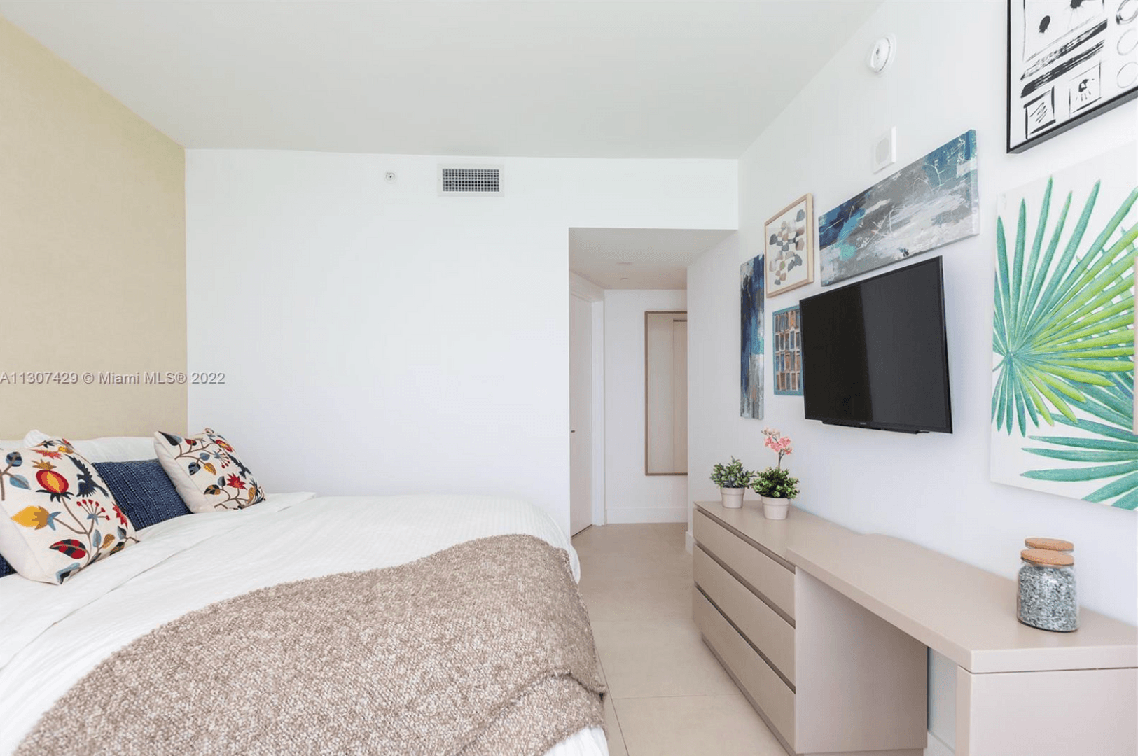 Hollywood House: 4111 S. Ocean Drive #3302