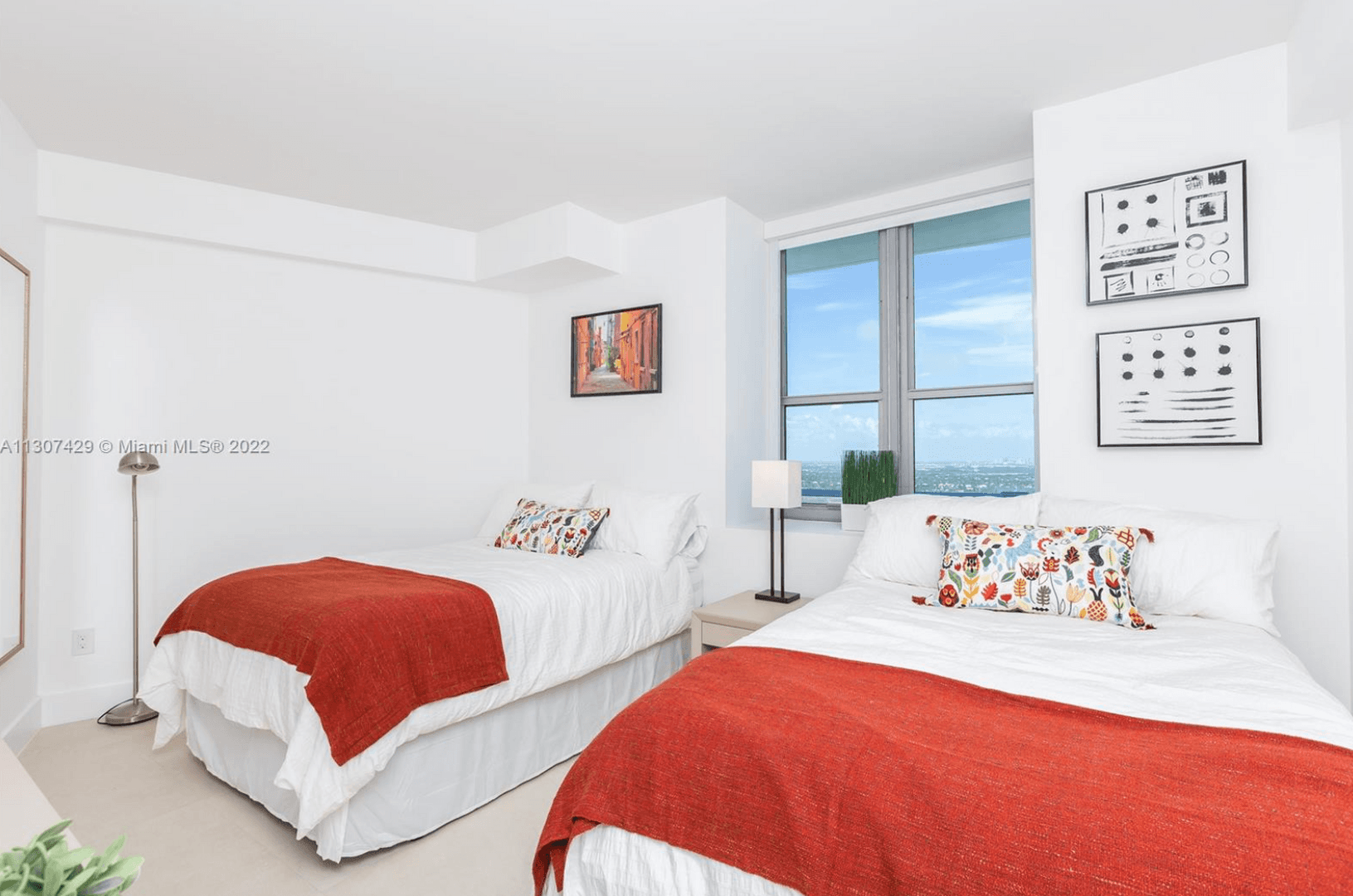Hollywood House: 4111 S. Ocean Drive #3302