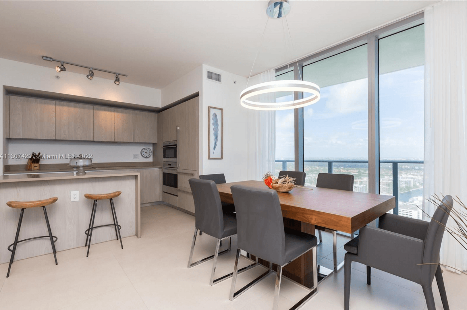 Hollywood House: 4111 S. Ocean Drive #3302