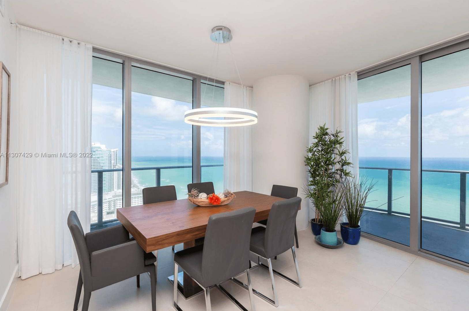 Hollywood House: 4111 S. Ocean Drive #3302