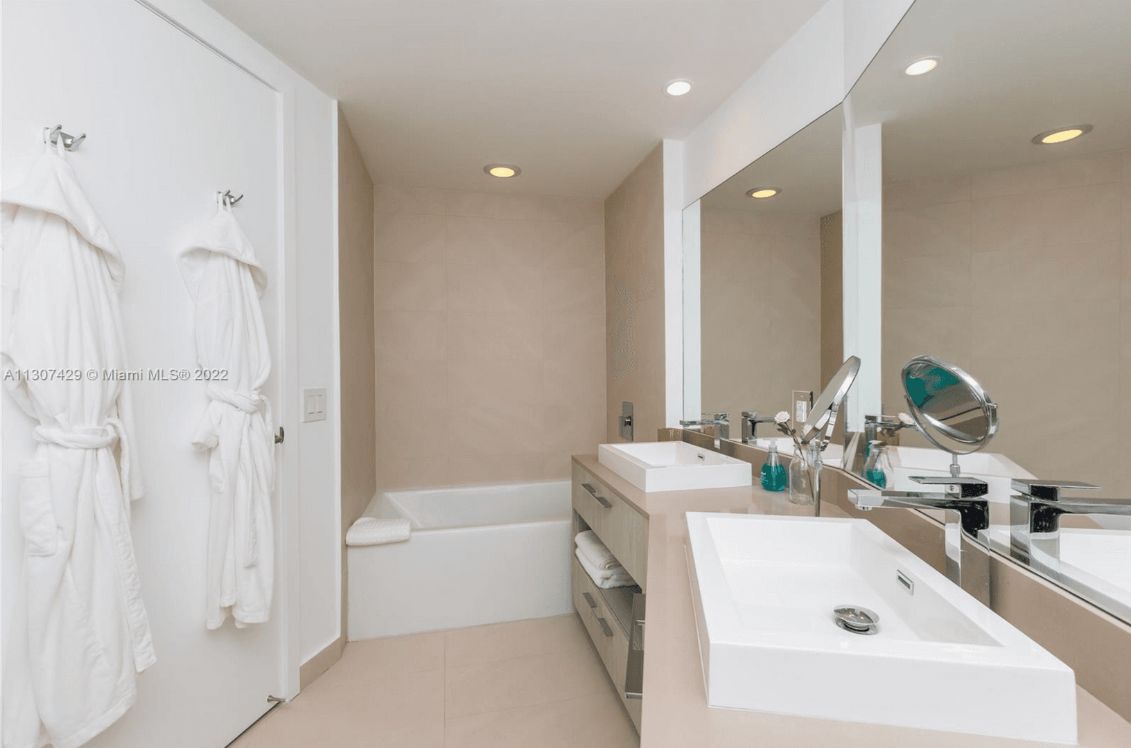 Hollywood House: 4111 S. Ocean Drive #3302