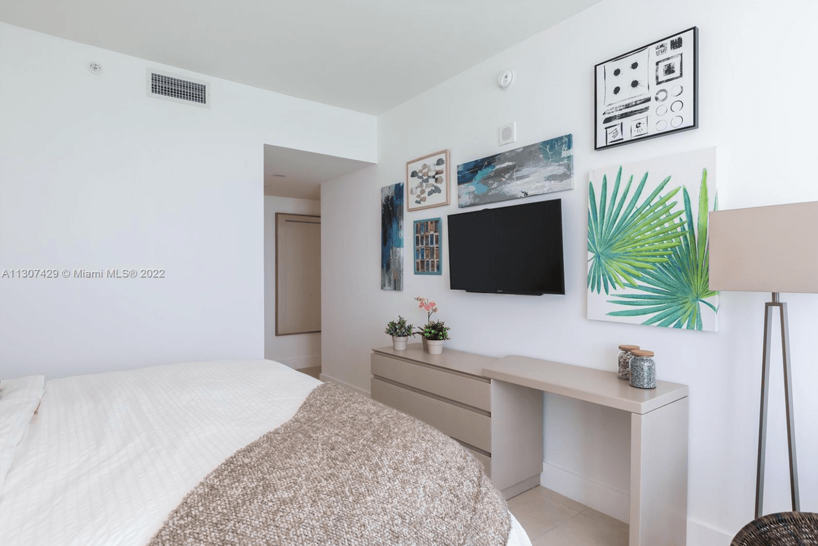 Hollywood House: 4111 S. Ocean Drive #3302