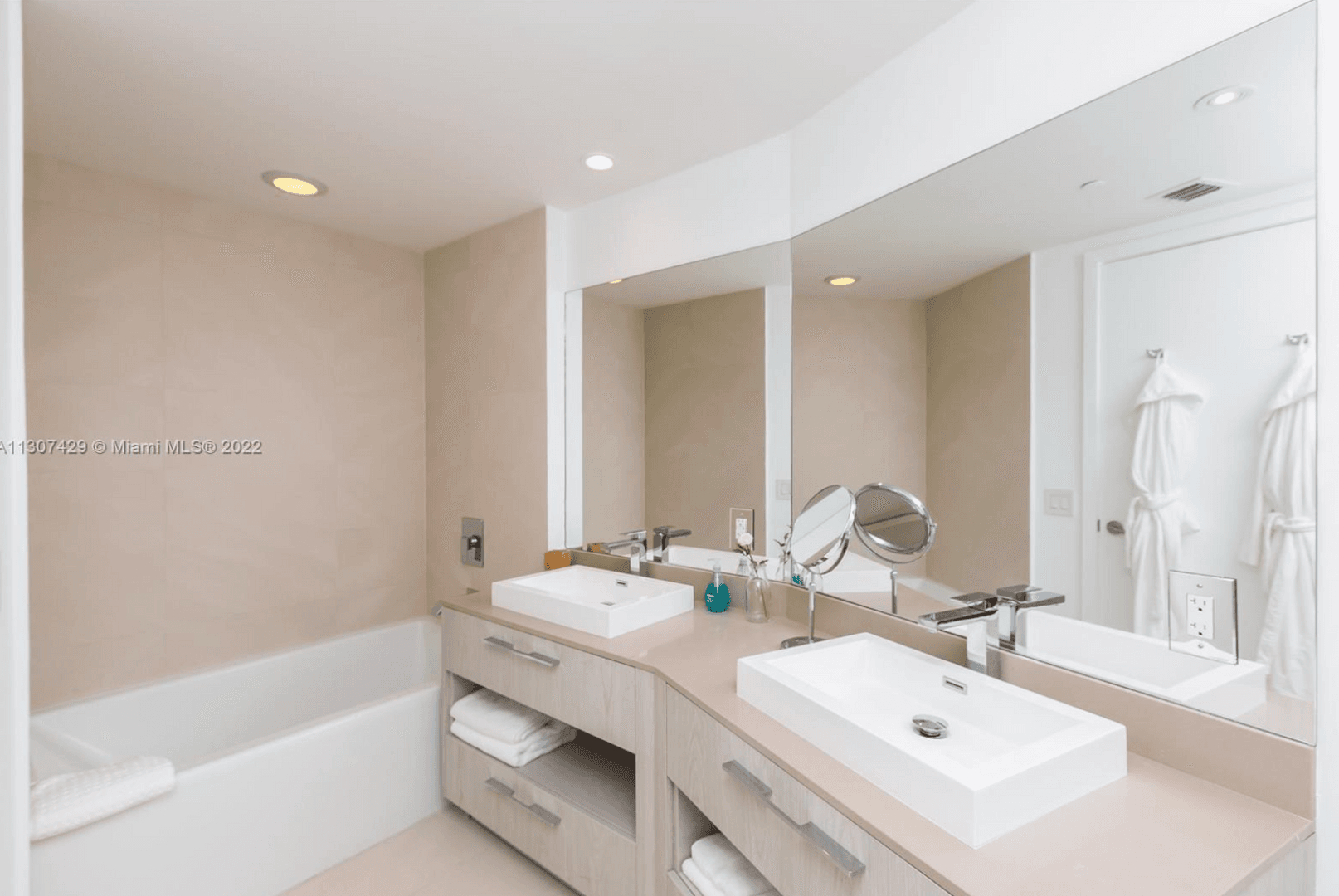 Hollywood House: 4111 S. Ocean Drive #3302