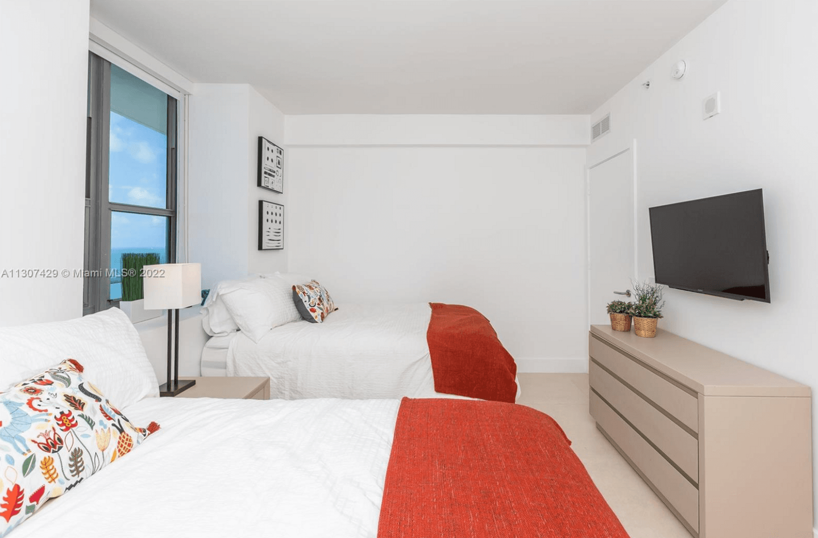 Hollywood House: 4111 S. Ocean Drive #3302