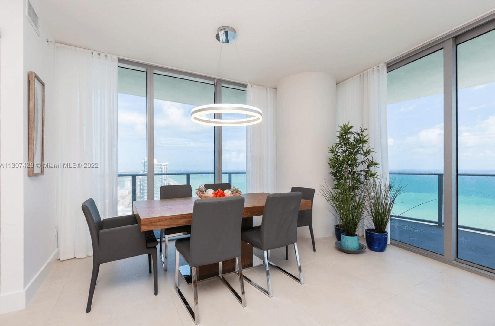 Hollywood House: 4111 S. Ocean Drive #3302