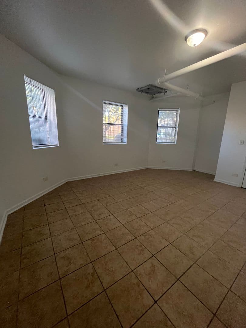 Chicago Apartment: 8100-8114 S Essex Ave