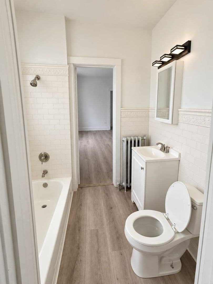Chicago Apartment: 915 W Carmen Ave