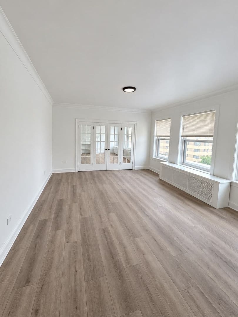 Chicago Apartment: 915 W Carmen Ave