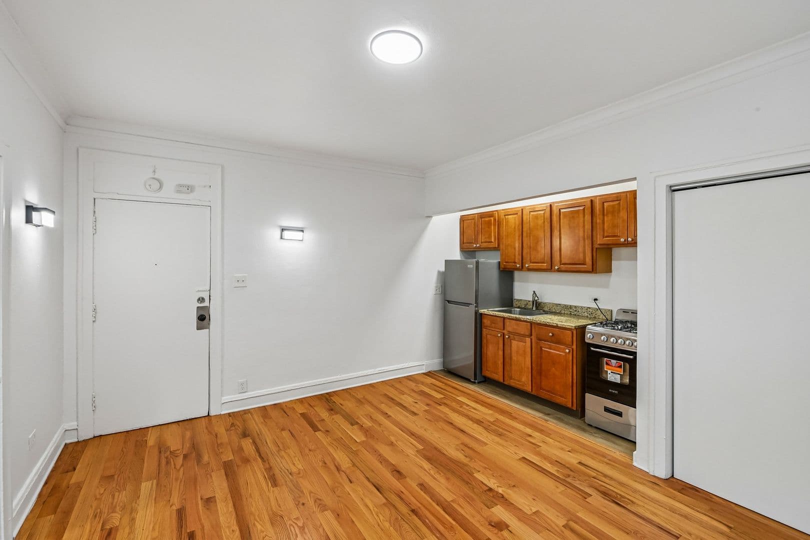 Chicago Apartment: 915 W Carmen Ave