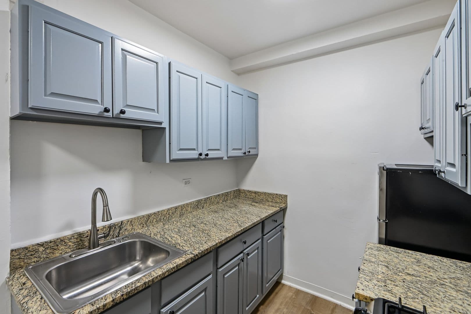 Chicago Apartment: 915 W Carmen Ave